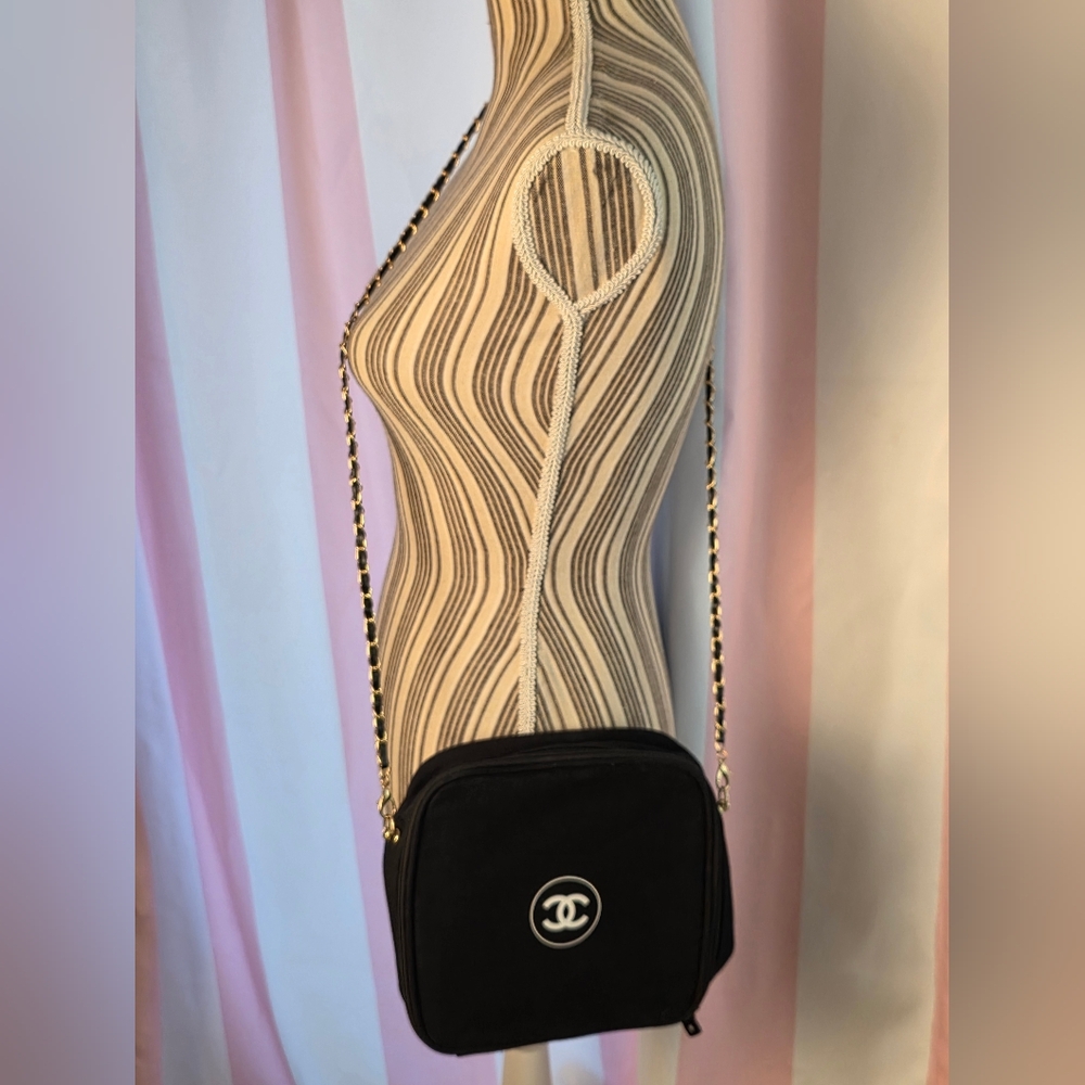 Chanel Beauty Bundle.LG Zip Around Beauty Pouch On Chain.Lip Laquer,Kabuki Brush - Picture 3 of 16